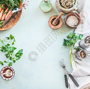 布隆斯特清淡的食物背景与老式工具,叉子,香料厨房药草上面的风景框架背景