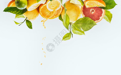 各种有机柑橘类水果,半,切片,绿叶果汁溅白色背景与文字健康的天然免疫助推器清爽的食材抗氧化剂边界背景图片