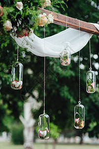 优雅的婚礼装饰由天然花卉绿色元素制成背景图片