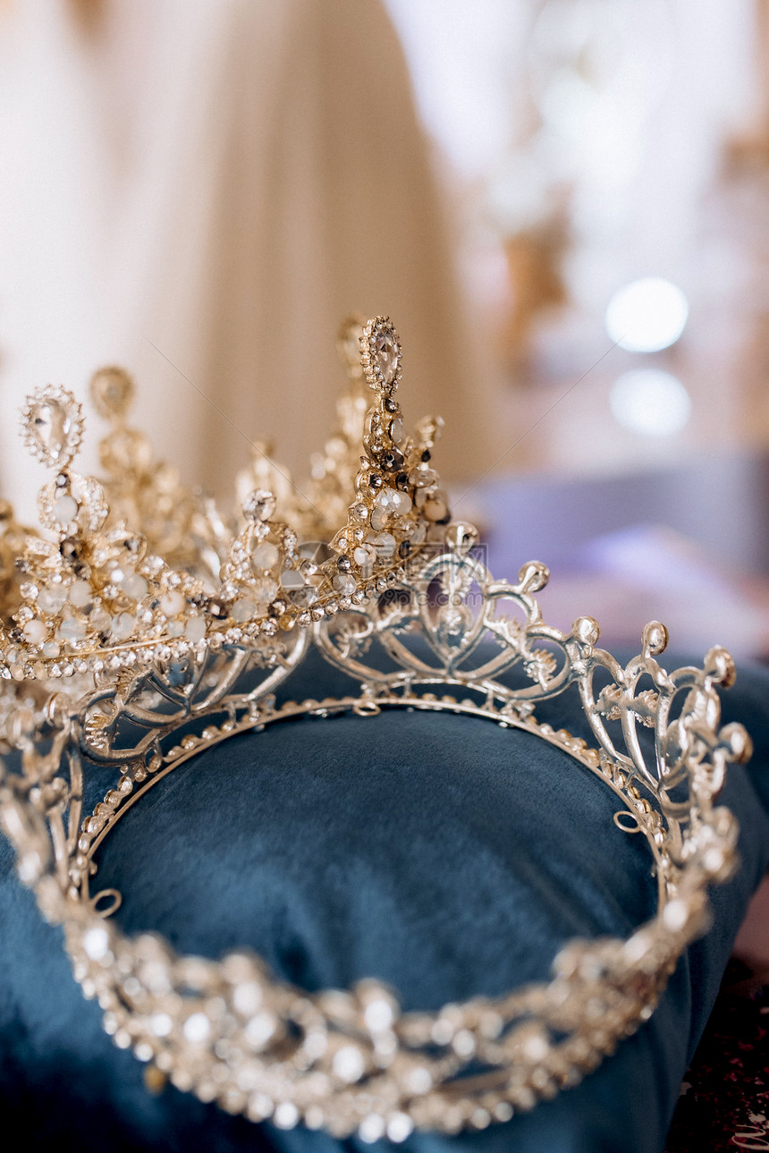 婚礼珠宝的形式新娘的皇冠图片