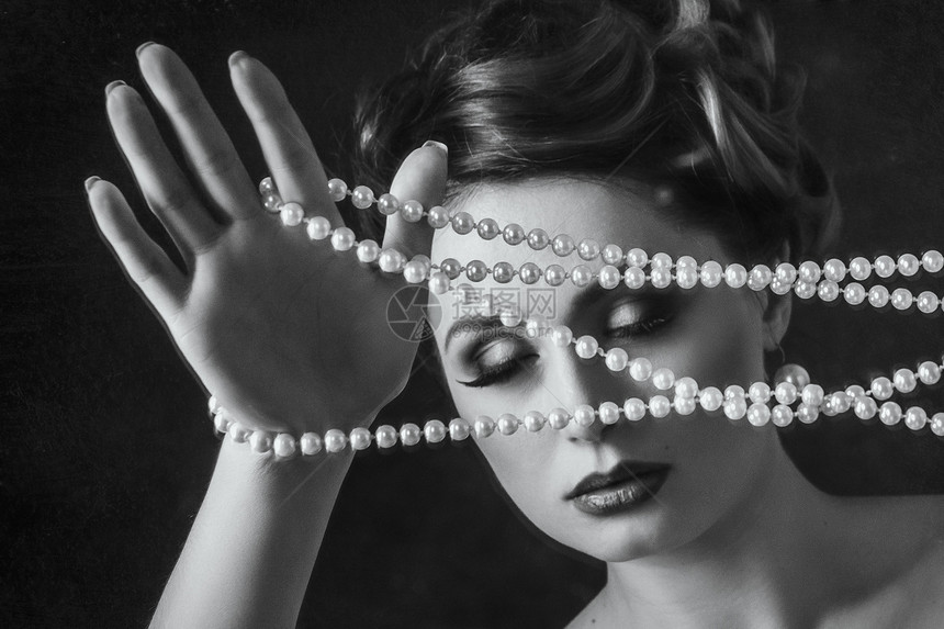 年轻的黑发模特女孩女珍珠珠,黑白图片