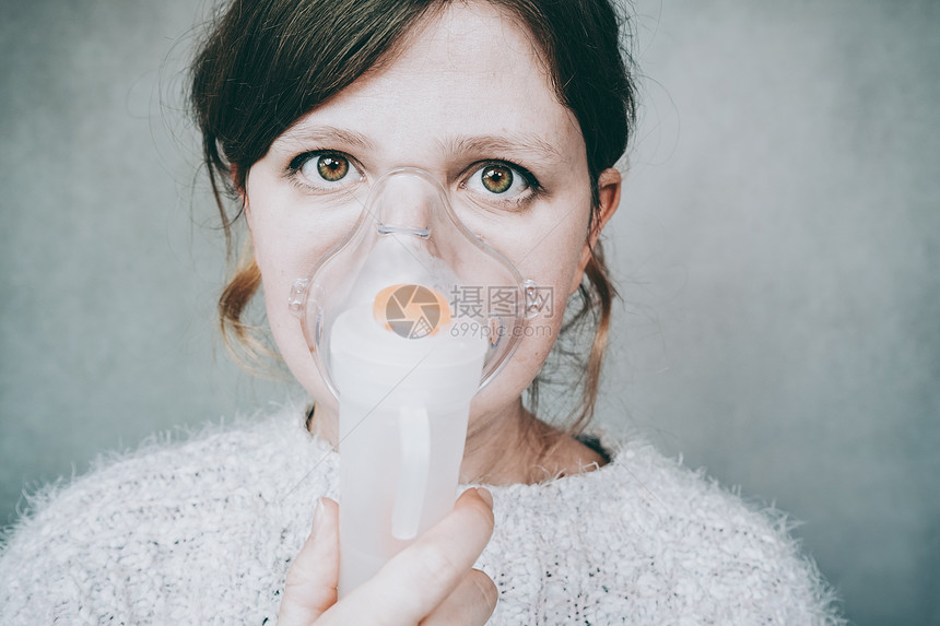 年轻的女人用呼吸面罩图片