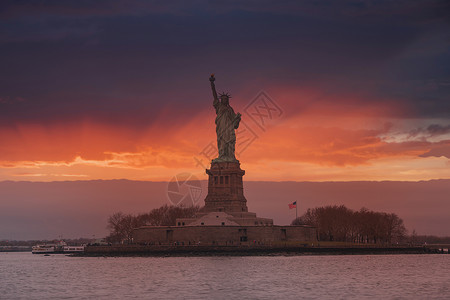 曼哈顿摩天大楼背景下的自由女神像纽约,美国背景图片