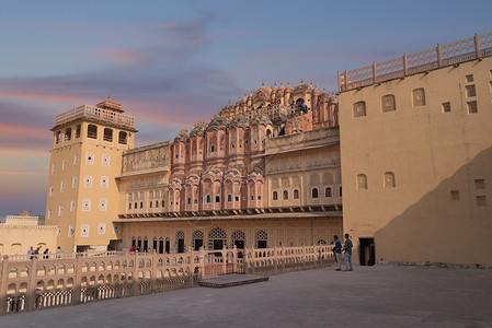 哈瓦王斋浦尔王公的宫殿建筑群中的后宫,由粉红色砂岩建造,呈克里希纳之冠背景图片