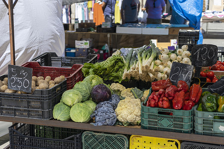 西牙塞戈维亚的有机水果蔬菜摊高清图片