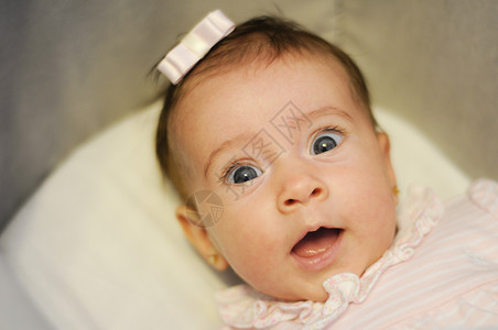 小女婴脸上有奇怪的惊讶表情两个月大的人图片