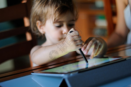 小女孩,两岁,家用数字平板电脑画画小女孩家里用数字平板电脑画画图片