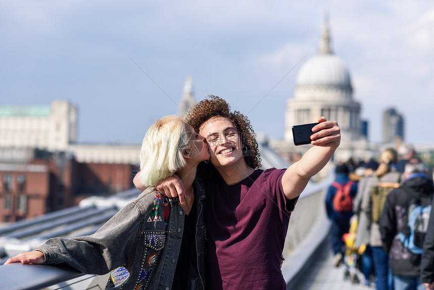 幸福的夫妇伦敦千禧桥泰晤士河上自拍幸福的夫妇伦敦千禧桥上自拍图片