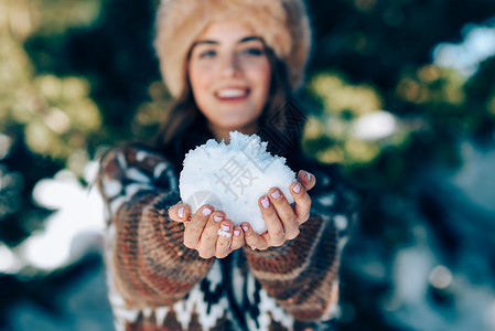 穿冬天衣服的女人玩雪高清图片