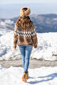 冬天令人欣赏的西牙格拉纳达内华达山脉,冬天欣赏雪山的女人的后视镜穿着冬天衣服的女人年轻的女人冬天享受雪山背景