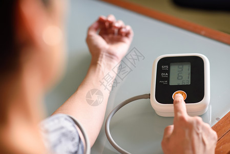 高血压治疗在家里使用测量仪测量血压背景