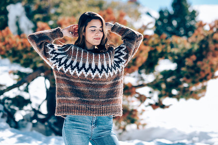西邻雪山年轻的女人冬天享受雪山,内华达山脉,格拉纳达,西牙穿着冬天衣服的女人年轻的女人冬天享受雪山背景