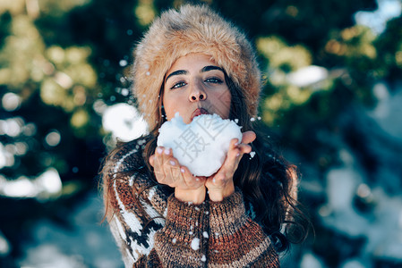 年轻的女人冬天享受雪山,内华达山脉,格拉纳达,西牙穿冬天衣服的女人玩雪年轻的女人冬天享受雪山背景图片