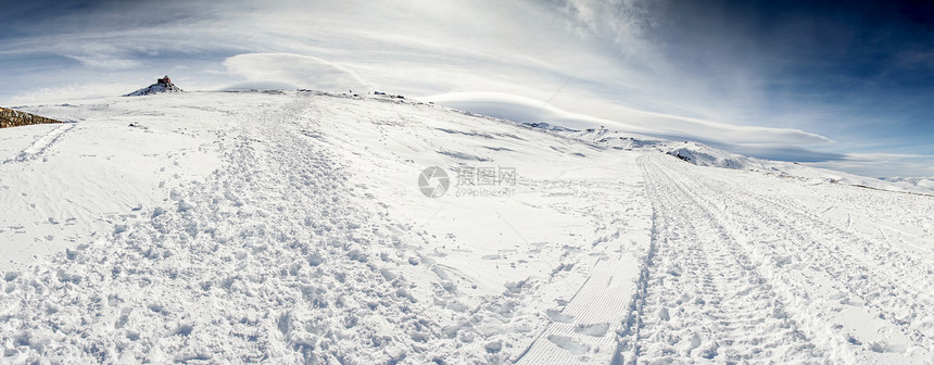 西牙,安达卢西亚,格拉纳达冬季内华达山脉滑雪胜地的全景,充满雪旅行运动冬季内华达山脉的滑雪胜地,到处都雪图片