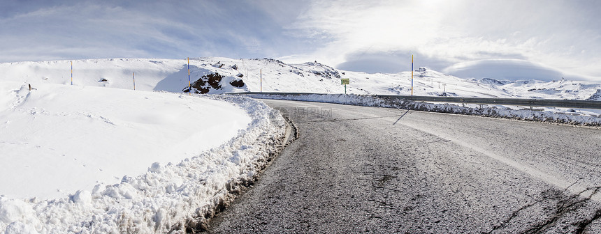 西牙,安达卢西亚,格拉纳达冬季内华达山脉滑雪胜地的全景,充满雪旅行运动冬季内华达山脉滑雪胜地的道路,充满雪图片