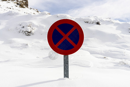 冬天内华达山脉滑雪胜地没有停车内华达山脉下雪的路标没有停车图片