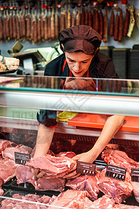 女屠夫的手着肉片商店里屠夫的手着肉片商店里高清图片