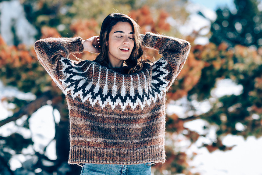 年轻的女人冬天享受雪山,内华达山脉,格拉纳达,西牙穿着冬天衣服的女人年轻的女人冬天享受雪山图片