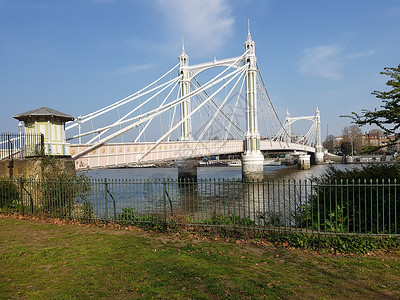 英国伦敦巴特西公园阿尔伯特大桥的景色英国伦敦阿尔伯特大桥的景色图片