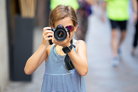 小女孩照片小女孩城市街道上用DSLR相机拍照小女孩城市背景下旅行小女孩城市街道上用DSLR相机拍照背景