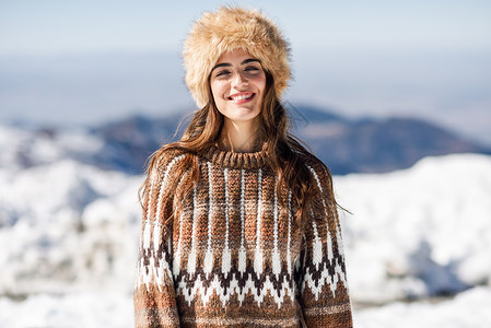 冬天令人欣赏的美丽的女人冬天欣赏雪山,内华达山脉,格拉纳达,西牙穿着冬天衣服的女人年轻的女人冬天享受雪山背景