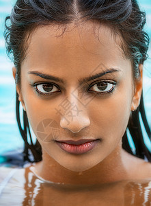 美丽感的年轻印度亚洲妇女或女孩游泳池穿着比基尼的肖像图片