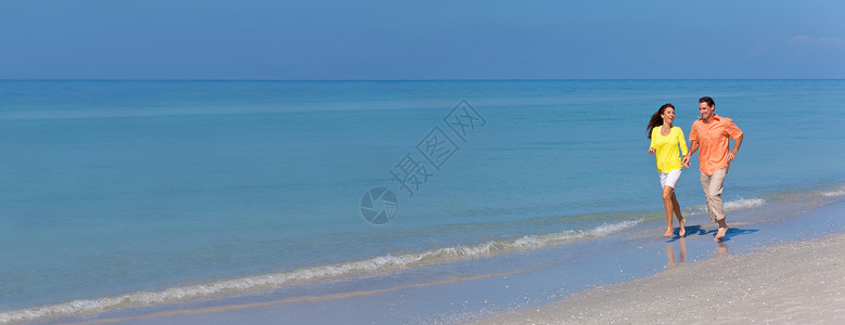 全景网络横幅,男人女人,浪漫的夫妇,牵着手个荒凉的热带海滩上,明亮的蓝天图片