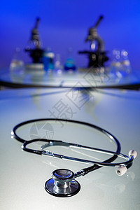 医院实验室环境中的听诊器显微镜医疗设备图片