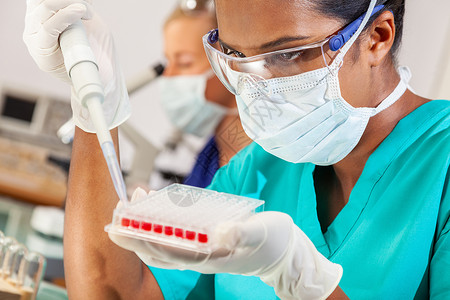 印度女亚洲女科学家或医生医学研究实验室或实验室医学研究实验室或实验室进行血液测试背景图片