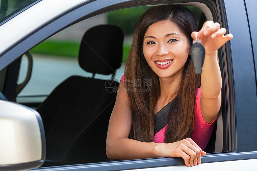 美丽的中国亚洲年轻女子或女孩夏天的阳光下车里站出来,微笑着,牙齿完美,长发着车钥匙租车驾驶考试或假期图片
