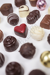手工巧克力或糖果,包括个浪漫的心形红色,上面拍摄的白色背景图片