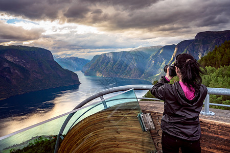 自然摄影师游客与相机拍摄斯特加斯坦瞭望台美丽的自然挪威图片
