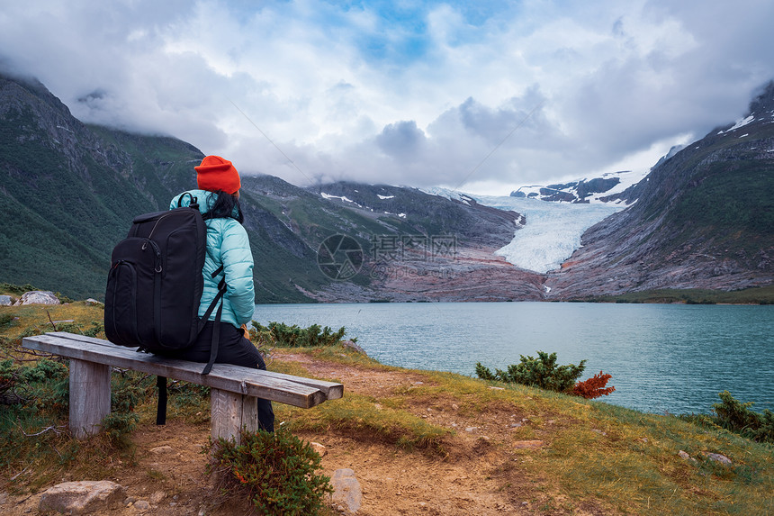 女游客看着冰川挪威的斯瓦尔蒂森冰川美丽的自然挪威图片