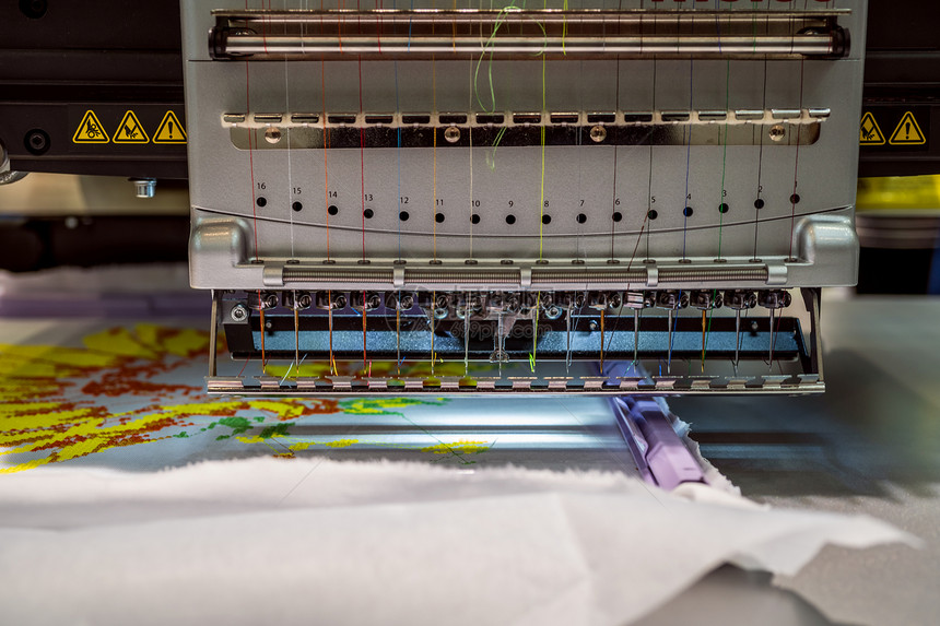数字图案缝制自动工业缝纫机现代纺工业图片