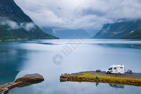 家庭度假旅行RV,汽车度假美丽的自然挪威自然景观图片