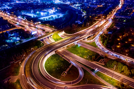 莫斯科夜间高速公路交叉口交通小径的夜景图片