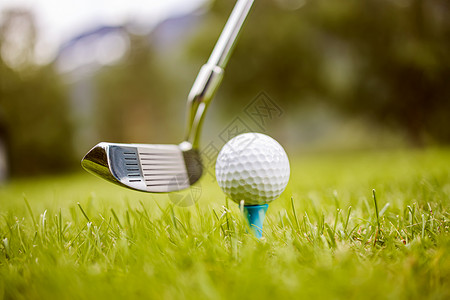 高尔夫俱乐部球司机前的发球台上背景图片