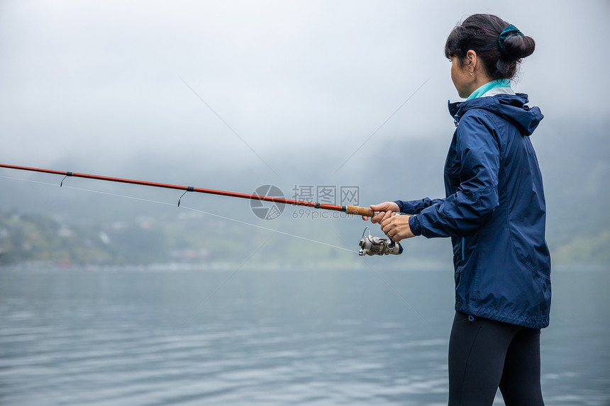 挪威钓鱼的女人钓鱼竿上挪威钓鱼图片