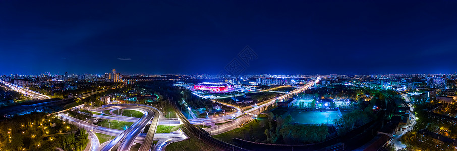 夜间莫斯科高速公路交叉口交通轨迹的夜景全景图片