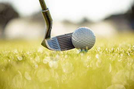 高尔夫俱乐部球司机面前的发球台上背景图片