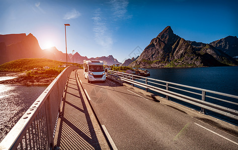 卡斯滕岩VR大篷车高速公路上行驶旅游度假旅游美丽的自然挪威自然景观背景