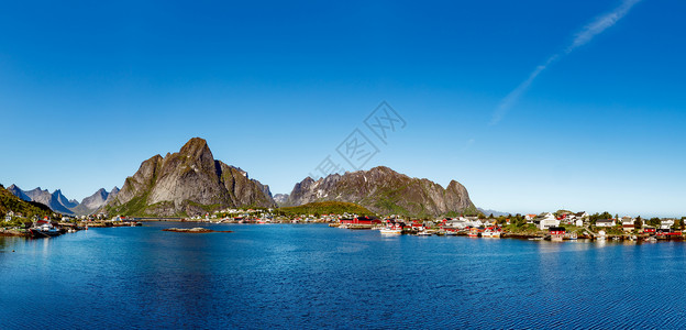 全景掠夺者挪威诺德兰县的个群岛以独特的风景而闻名,有戏剧的山脉山峰,开阔的大海庇护的海湾,海滩未触及的土地背景图片