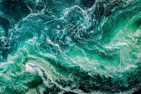 涨潮低潮时,河水大海的波浪互相相遇诺德兰,挪威的盐田漩涡背景图片