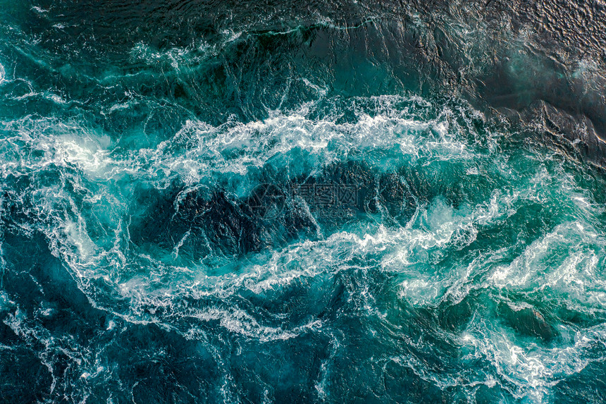 涨潮低潮时,河水大海的波浪互相相遇诺德兰,挪威的盐田漩涡图片