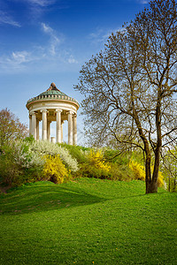 德国慕尼黑巴伐利亚公共英语花园公园的单翅目寺庙图片