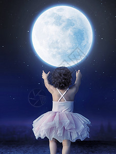 月光女孩可爱的女婴伸向月亮背景