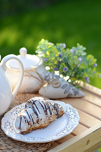 法式早餐或甜点加牛角面包咖啡图片