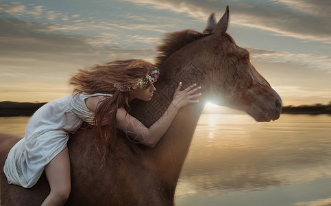 与名女骑手飞驰的马的照片图片
