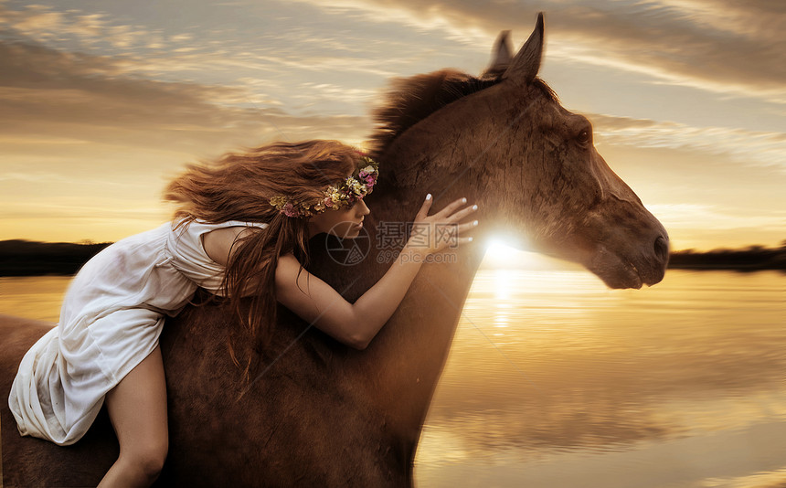 漂亮的女士骑着马飞驰而过图片