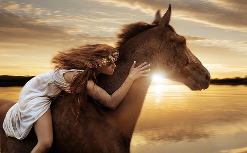 漂亮的女士骑着马飞驰而过图片